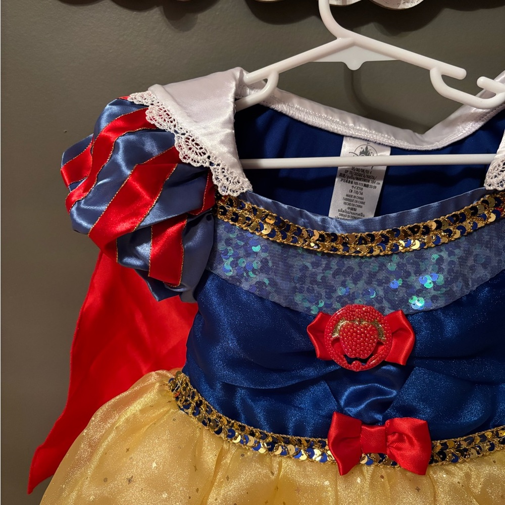 🍎✨ Disney Store Snow White Costume Dress – Size 4T (2025 Collection) ✨🍎 - Picture 2 of 6